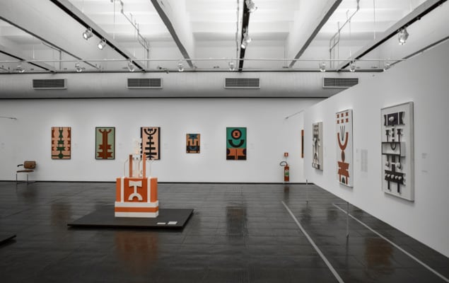Salão principal da Galeria Moderna com exposição de quadros