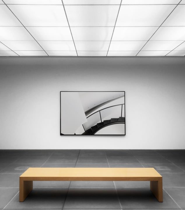 Quadro com fotografia artistica de escadaria e banco