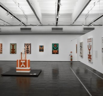 Salão principal da Galeria Moderna com exposição de quadros