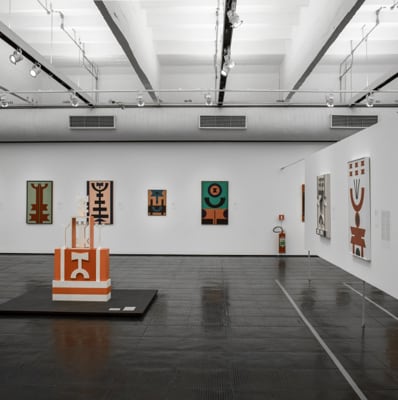 Salão principal da Galeria Moderna com exposição de quadros